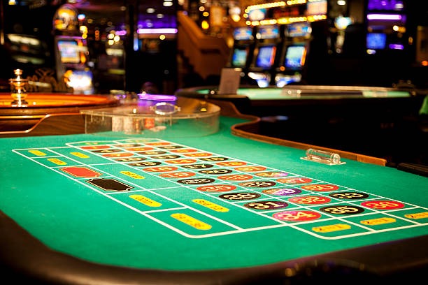 Fa Cai Shen Deluxe slot game interface with five reels and payout table on huptoto